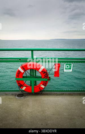 Lebensring auf dem Geländer einer Puget Sound Fährüberfahrt von Edmonds nach Kingston Stockfoto