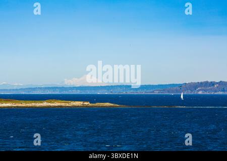 Blick auf Mount Baker vom Restoration Point an der südöstlichen Ecke von Bainbridge Island, Puget Sound Stockfoto