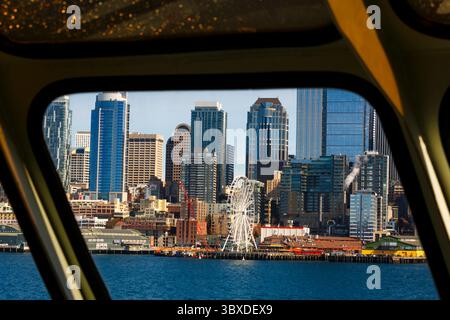 Big Wheel und Downtown Seattle Uferpromenade, Blick von einem Puget Sound Fährfenster. Stockfoto