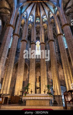 Das Innere des Basílica de Santa Maria del Mar im Stadtteil Ribera der Altstadt von Barcelona in der spanischen Region Katalonien Stockfoto