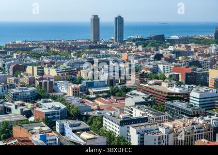 Skyline der Stadt mit Blick nach Süden in Richtung La Barceloneta von der Aussichtsplattform in Torre Glòries im Stadtteil Sant Martí in Barcelona, Region Katalonien, Spanien Stockfoto