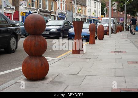Anthony Gormley skulpturale Verkehrspoller, die 2003 in der Bellenden Road im Süden Londons installiert wurden Stockfoto