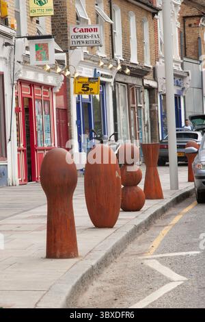 Anthony Gormley skulpturale Verkehrspoller, die 2003 in der Bellenden Road im Süden Londons installiert wurden Stockfoto