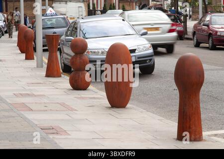 Anthony Gormley skulpturale Verkehrspoller, die 2003 in der Bellenden Road im Süden Londons installiert wurden Stockfoto