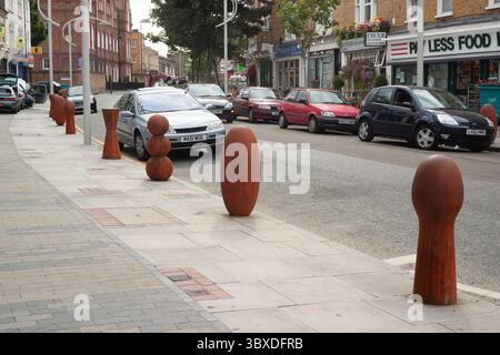Anthony Gormley skulpturale Verkehrspoller, die 2003 in der Bellenden Road im Süden Londons installiert wurden Stockfoto