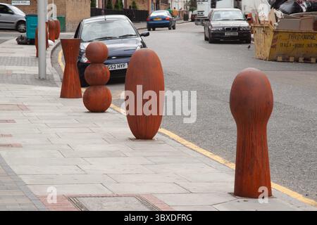Anthony Gormley skulpturale Verkehrspoller, die 2003 in der Bellenden Road im Süden Londons installiert wurden Stockfoto