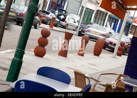 Anthony Gormley skulpturale Verkehrspoller, die 2003 in der Bellenden Road im Süden Londons installiert wurden Stockfoto