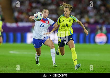 Zürich, Schweiz. Juli 2025. Nathalie Bjorn (14 Schweden) und Alessia Russo (23 England) während des Viertelfinales der UEFA Womens EURO 2025 zwischen Schweden und England im Stadion Letzigrund in Zürich. Quelle: Unabhängige Fotoagentur/Alamy Live News Stockfoto