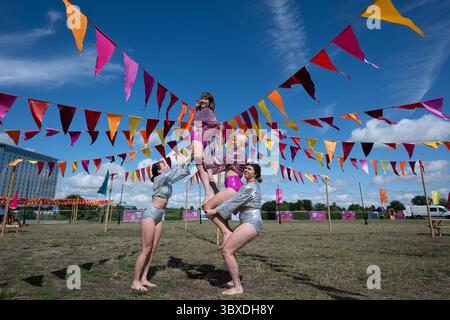Milton Keynes, Großbritannien, 18. Juli 2025, ist der Beginn des Milton Keynes International Festivals. Eröffnung vom 18. Juli bis 27. Juli 2025, ein Festival mit Installationen und Aufführungen, Zirkus, Comedy und Live-Musik. Fotos von Yuck Circus-Künstlern aus Australien, Andrew Lalchan Photography/Alamy Live News Stockfoto