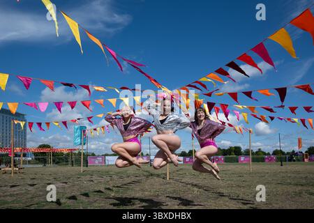 Milton Keynes, Großbritannien, 18. Juli 2025, ist der Beginn des Milton Keynes International Festivals. Eröffnung vom 18. Juli bis 27. Juli 2025, ein Festival mit Installationen und Aufführungen, Zirkus, Comedy und Live-Musik. Fotos von Yuck Circus-Künstlern aus Australien, Andrew Lalchan Photography/Alamy Live News Stockfoto