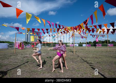Milton Keynes, Großbritannien, 18. Juli 2025, ist der Beginn des Milton Keynes International Festivals. Eröffnung vom 18. Juli bis 27. Juli 2025, ein Festival mit Installationen und Aufführungen, Zirkus, Comedy und Live-Musik. Fotos von Yuck Circus-Künstlern aus Australien, Andrew Lalchan Photography/Alamy Live News Stockfoto