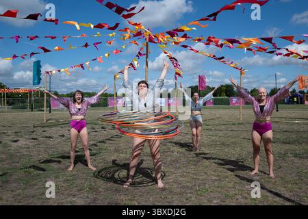 Milton Keynes, Großbritannien, 18. Juli 2025, ist der Beginn des Milton Keynes International Festivals. Eröffnung vom 18. Juli bis 27. Juli 2025, ein Festival mit Installationen und Aufführungen, Zirkus, Comedy und Live-Musik. Fotos von Yuck Circus-Künstlern aus Australien, Andrew Lalchan Photography/Alamy Live News Stockfoto