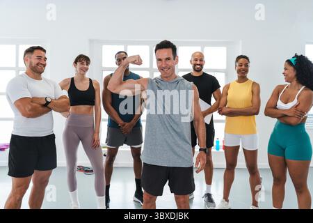 Multiethnische Gruppe von sportlichen Menschen, die funktionelles Training im Trainingsraum machen, verschiedene Fitness-Enthusiasten. Einschließlich persönlicher Trainer und Clien Stockfoto