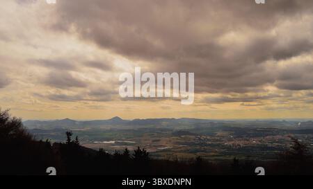 Dunkler, Bewölkter Himmel Und Sonnenschein Über Den Rollenden Tschechischen Hügeln Stockfoto