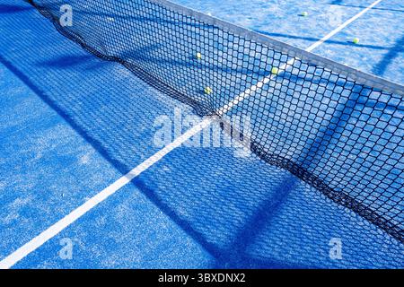 Blauer Padel Court mit Netz und weißen Linien Stockfoto