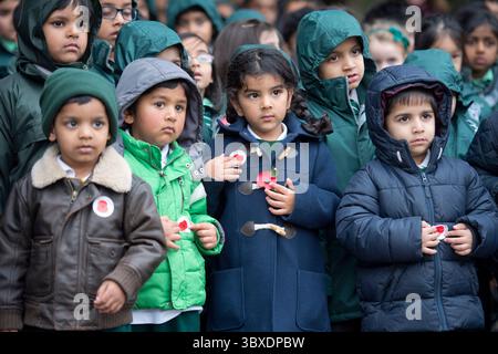 Kindergartenkinder Gedenktag an eine Schule zwei Minuten Schweigen, Großbritannien. Stockfoto