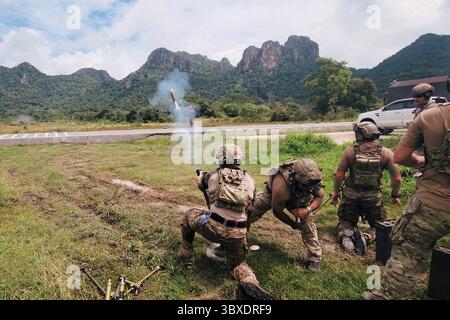 12. September 2021 – Thailand – Green Berets der US-Armee mit der 1. Special Forces Group (Airborne) feuern während des Trainings in Camp Erawan während der Balance Fackel 21 am 4. Oktober 2021 eine Mörserrunde ab. Balance Torch 21 ist eine wichtige Übung, die den US-Sondereinsatzkräften die Möglichkeit bietet, die Bereitschaft und Interoperabilität mit der Royal Thai Army aufrechtzuerhalten. Die Soldaten der 1. Spezialeinsatzgruppe (Airborne) arbeiten kontinuierlich daran, ihre Fähigkeiten und Kapazitäten zu erhöhen, um das Engagement der SOF für einen offenen und freien Indopazifik zu stärken. (Bild: © U.S. Army/ZUMA Press Wire Service/ZUMAPRE Stockfoto
