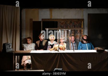 Das Festival d'Avignon 'IN', 2025 'Par autan', das von Francois Tanguy und dem Théâtre du Radeau geschaffen wurde und am 12. Juli 2025 in der Gymnase des Lycée Mistral mit Frode Bjørnstad, Samuel Boré, Laurence Chable, Martine Dupé, Erik Gerken aufgeführt wurde, Vincent Joly, Anais Muller Credit:Jacky Godard/Photo12 Stockfoto