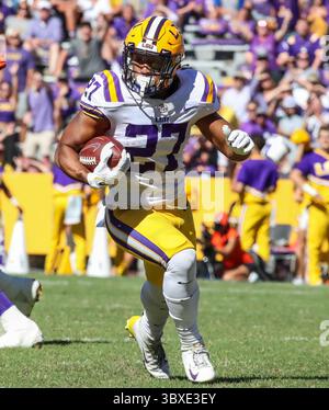 16. Oktober 2021: LSU Running Back Josh Williams (27) spielt den Ball während der NCAA-Football-Action zwischen den Florida Gators und den LSU Tigers im Tiger Stadium in Baton Rouge, LA. Jonathan Mailhes/CSM(Credit Image: &Copy; Jonathan Mailhes/CSM via ZUMA Wire) Stockfoto
