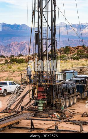 4. Oktober 2021, Moab, Utah, Vereinigte Staaten: Die Well Service Crew auf einer Zugeinheit oder Arbeitsbühne arbeitet an einer Ölbohrung in Utah. (Kreditbild: © Jon G. Fuller/VW Pics via ZUMA Press Wire) Stockfoto