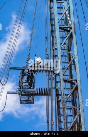 6. Oktober 2021, Moab, Utah, Vereinigte Staaten: Der Derrickman, der im Stangenkorb auf dem Mast einer Ölfeld-Arbeitsbühne arbeitet. (Kreditbild: © Jon G. Fuller/VW Pics via ZUMA Press Wire) Stockfoto