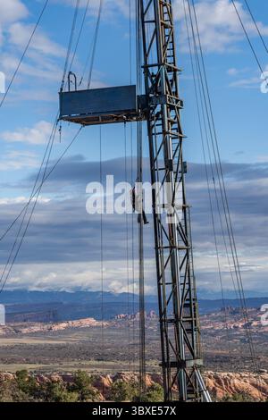 6. Oktober 2021, Moab, Utah, Vereinigte Staaten: Der Derrickman wird mit seinem Sicherheitsgurt auf einer Ölfeld-Arbeitsbühne auf den Boden gesenkt. (Kreditbild: © Jon G. Fuller/VW Pics via ZUMA Press Wire) Stockfoto