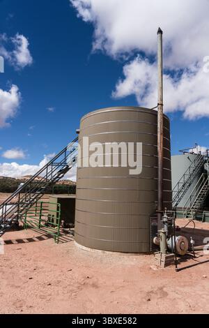 6. Oktober 2021, Moab, Utah, USA: Ein Heiztank zum Erwärmen von sehr zähflüssigem Rohöl, um das Pumpen in einen Transportwagen zu erleichtern. (Kreditbild: © Jon G. Fuller/VW Pics via ZUMA Press Wire) Stockfoto