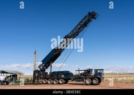 6. Oktober 2021, Moab, Utah, Vereinigte Staaten: Ein auf einem LKW montiertes Arbeitsgerät, das sich an einem Ölbrunnen aufklappt. (Kreditbild: © Jon G. Fuller/VW Pics via ZUMA Press Wire) Stockfoto