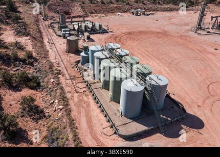 7. Oktober 2021, Moab, Utah, Vereinigte Staaten: Eine Öllagerbatterie und eine Trennanlage an einem Ölbrunnenstandort in Utah. (Kreditbild: © Jon G. Fuller/VW Pics via ZUMA Press Wire) Stockfoto