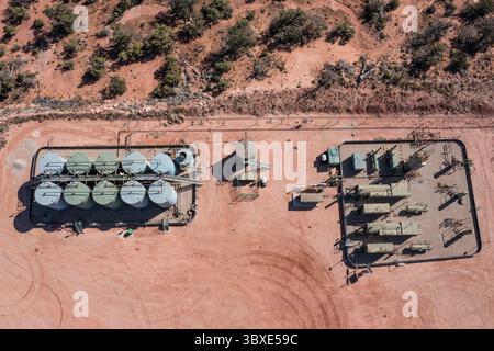 7. Oktober 2021, Moab, Utah, Vereinigte Staaten: Eine Öllagerbatterie und eine Trennanlage an einem Ölbrunnenstandort in Utah. (Kreditbild: © Jon G. Fuller/VW Pics via ZUMA Press Wire) Stockfoto