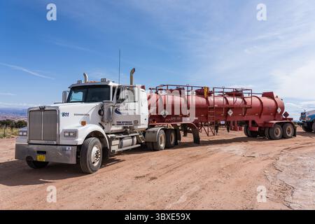 7. Oktober 2021, Moab, Utah, Vereinigte Staaten: Ein Säuretanker mit Säure zur Säuerung eines Ölbrunnens zur Wiederherstellung der Produktion. Utah. (Kreditbild: © Jon G. Fuller/VW Pics via ZUMA Press Wire) Stockfoto