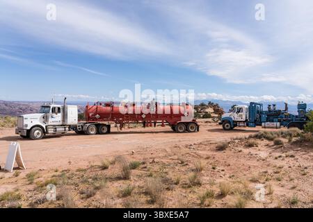 7. Oktober 2021, Moab, Utah, Vereinigte Staaten: Ein Säuretanker und Pumper Truck zur Säuerung eines Ölbrunnens zur Wiederherstellung der Produktion. Utah. (Kreditbild: © Jon G. Fuller/VW Pics via ZUMA Press Wire) Stockfoto