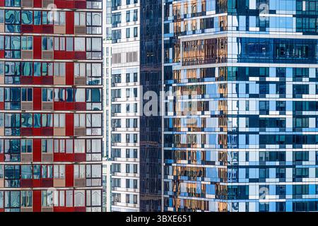 Außenansicht des New York City Apartmentgebäudes in Brooklyn - rote weiße und blaue Fenster 461 Dean modulare Hochhausarchitektur Stockfoto