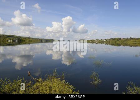 Blick über die Möhnesee, den Moehnesee-Turm, den blauen bewölkten Himmel, die Reflexion auf der Wasseroberfläche, die Möhnetalsperre, Nordrhein-Westfalen, Deutschland Stockfoto