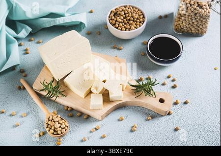 Essen, Bio-vegetarischer Soja-Tofu und Rosmarin auf Holzbrett auf dem Tisch Stockfoto