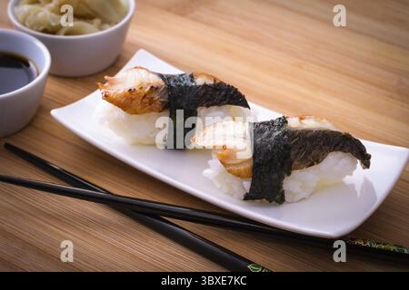 Zwei Nigiri Aal Sushi auf Bambus-Tisch, Nahaufnahme Stockfoto