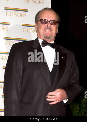 4. Dezember 2004, Washington, District of Columbia, USA: Jack Nicholson trifft am 4. Dezember 2004 im Harry S. Truman Building (Department of State) in Washington, D.C. ein, um dort ein Abendessen zu veranstalten, das von US-Außenminister Colin Powell veranstaltet wird. Beim Dinner werden sechs Darstellende Künste mit den Kennedy Center Honors of 2004 ausgezeichnet. Dies ist das 27. Jahr, in dem die Auszeichnungen an „außergewöhnliche Individuen verliehen wurden, deren einzigartige und reiche Kunstfertigkeit wesentlich zum kulturellen Leben unserer Nation und der Welt beigetragen hat“, sagte John F. Kennedy Center for the Performing Arts Chairman Stockfoto