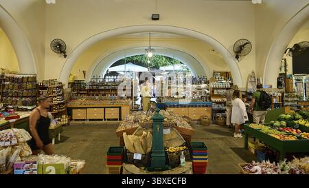 Agora, Rathaus, Ein geschäftiger Marktplatz mit verschiedenen Imbissständen und Menschen, Stadt Kos, Kos, Dodekanese, griechische Inseln, Griechenland Stockfoto