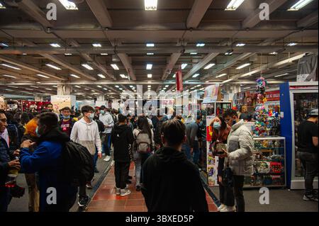 16. Oktober 2021, Bogota, Cundinamarca, Kolumbien: Am ersten Tag der COUCH (Salon del Ocio y la Fantasia) 2021, einer Messe, die sich an das Geek-Publikum in Kolumbien richtet und am 14. Oktober 2021 Cosplay, Gaming, Superhelden und Filmfans aus ganz Kolumbien mischt, werden riesige Menschenmengen mit Gesichtsmasken gesehen. (Kreditbild: © Chepa Beltran/VW Pics via ZUMA Press Wire) Stockfoto