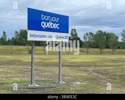 Gleich hinter der internationalen Überfahrt von den USA nach Kanada empfängt ein Schild in französischer Sprache Besucher in der Provinz Quebec Stockfoto