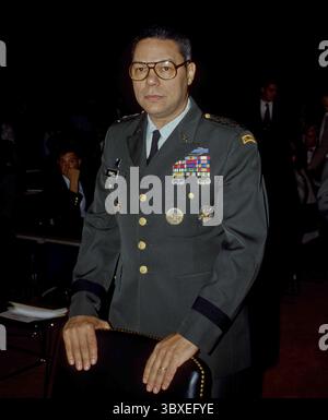 COLIN POWELL (* 5. April 1937 bis 18. Oktober 2021) war ein US-amerikanischer Politiker, Diplomat und vier-Sterne-General, der von 2001 bis 2005 als 65. US-Außenminister, von 1987 bis 1989 als 16. US-Sicherheitsberater und von 1989 bis 1993 als 12. Vorsitzender der Joint Chiefs of Staff fungierte. DATEIFOTO: 11. September 1990, Washington, District of Columbia, USA: Vorsitzender des Joint Chiefs of Staff General COLIN POWELL bereitet sich auf eine Aussage bei den Anhörungen des Senate Armed Services Committee über Desert Storm vor. (Kreditbild: © Mark Reinstein/ZUMA Wire) Stockfoto