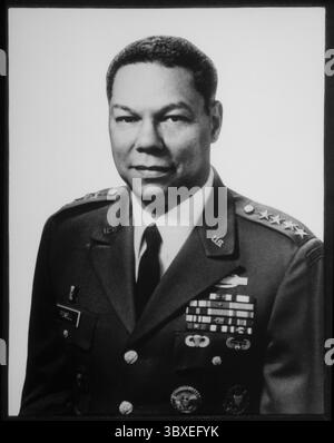 COLIN POWELL (* 5. April 1937 bis 18. Oktober 2021) war ein US-amerikanischer Politiker, Diplomat und vier-Sterne-General, der von 2001 bis 2005 als 65. US-Außenminister, von 1987 bis 1989 als 16. US-Sicherheitsberater und von 1989 bis 1993 als 12. Vorsitzender der Joint Chiefs of Staff fungierte. DATEIFOTO: COLIN POWELL, Vorsitzender der Joint Chiefs of Staff, 1989-1993, höchste Position des US-Militärs im Verteidigungsministerium. (Kreditbild: © Glasshouse/ZUMAPRESS.com) Stockfoto