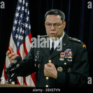 COLIN POWELL (* 5. April 1937 bis 18. Oktober 2021) war ein US-amerikanischer Politiker, Diplomat und vier-Sterne-General, der von 2001 bis 2005 als 65. US-Außenminister, von 1987 bis 1989 als 16. US-Sicherheitsberater und von 1989 bis 1993 als 12. Vorsitzender der Joint Chiefs of Staff fungierte. DATEIFOTO: 24. Januar 1991, Arlington, Virginia, USA: Chraiman von den Joint Chiefs of Staff General COLIN POWELL hält im Presseraum des Pentagon eine Pressekonferenz über Operation Desert Shield. (Kreditbild: © Mark Reinstein/ZUMA Wire) Stockfoto