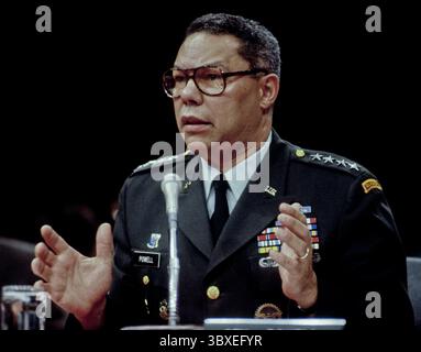 COLIN POWELL (* 5. April 1937 bis 18. Oktober 2021) war ein US-amerikanischer Politiker, Diplomat und vier-Sterne-General, der von 2001 bis 2005 als 65. US-Außenminister, von 1987 bis 1989 als 16. US-Sicherheitsberater und von 1989 bis 1993 als 12. Vorsitzender der Joint Chiefs of Staff fungierte. DATEIFOTO: 11. September 1990, Washington, District of Columbia, USA: Vorsitzender des Joint Chiefs of Staff General COLIN POWELL bereitet sich auf eine Aussage bei den Anhörungen des Senate Armed Services Committee über Desert Storm vor. (Kreditbild: © Mark Reinstein/ZUMA Wire) Stockfoto
