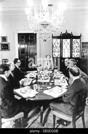 15. August 1974 – Washington, District of Columbia, USA – US-Präsident GERALD R. FORD führt am 15. August 1974 ein überparteiliches Frühstück im Weißen Haus in Washington, D.C. durch. Im Uhrzeigersinn von Präsident Ford: US-Senator HENRY M. ''SCOOP'' JACKSON (Demokrat von Washington); US-Senator ABRAHAM RIBICOFF (Demokrat von Connecticut); GENERALMAJOR BRENT SCOWCROFT, nationaler Sicherheitsberater; WILLIAM TIMMONS, Legislative Aide des Präsidenten; US-Senator JACOB JAVITS (Republikaner von New York) und US-Außenminister HENRY KISSINGER. (Kreditbild: © Dav Stockfoto