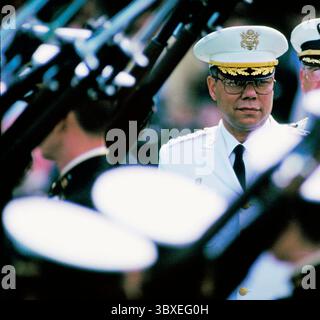 COLIN POWELL (* 5. April 1937 bis 18. Oktober 2021) war ein US-amerikanischer Politiker, Diplomat und vier-Sterne-General, der von 2001 bis 2005 als 65. US-Außenminister, von 1987 bis 1989 als 16. US-Sicherheitsberater und von 1989 bis 1993 als 12. Vorsitzender der Joint Chiefs of Staff fungierte. DATEIFOTO: 22. Mai 1991, New London, Connecticut, USA: Vorsitzender des Joint Chiefs of Staff COLIN POWELL, der die Truppen vor Beginn des Vortrags in der US Coast Guard Academy überprüft. (Bild: © Bruce Johnson/ZUMAPRESS.com) Stockfoto