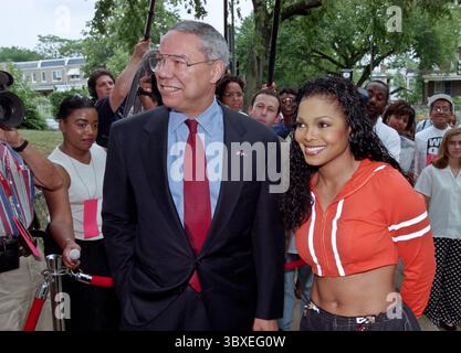COLIN POWELL (* 5. April 1937 bis 18. Oktober 2021) war ein US-amerikanischer Politiker, Diplomat und vier-Sterne-General, der von 2001 bis 2005 als 65. US-Außenminister, von 1987 bis 1989 als 16. US-Sicherheitsberater und von 1989 bis 1993 als 12. Vorsitzender der Joint Chiefs of Staff fungierte. DATEIFOTO: 23. Juni 1998, Washington, District of Columbia, USA: General COLIN POWELL und Popstar Janet Jackson im Boys Club of Washington. Powell und Jackson förderten Amerikas Versprechen, eine gemeinnützige Organisation, die von Powell gegründet wurde, um den armen Chi der Nationen zu helfen Stockfoto