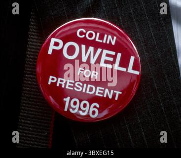 COLIN POWELL (* 5. April 1937 bis 18. Oktober 2021) war ein US-amerikanischer Politiker, Diplomat und vier-Sterne-General, der von 2001 bis 2005 als 65. US-Außenminister, von 1987 bis 1989 als 16. US-Sicherheitsberater und von 1989 bis 1993 als 12. Vorsitzender der Joint Chiefs of Staff fungierte. DATEIFOTO: 18. September 1995, Washington, District of Columbia, USA: Ein Colin Powell for President-Wahlkampfknopf, der von einem Unterstützer bei einer Powell-Buchunterzeichnungsveranstaltung getragen wird. (Kreditbild: © Mark Reinstein/ZUMA Wire) Stockfoto