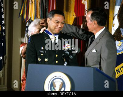 COLIN POWELL (* 5. April 1937 bis 18. Oktober 2021) war ein US-amerikanischer Politiker, Diplomat und vier-Sterne-General, der von 2001 bis 2005 als 65. US-Außenminister, von 1987 bis 1989 als 16. US-Sicherheitsberater und von 1989 bis 1993 als 12. Vorsitzender der Joint Chiefs of Staff fungierte. DATEIFOTO: 3. Juli 1991, Washington, District of Columbia, USA: Präsident GEORGE H.W. BUSH und First Lady Barbara Bush überreichen die Presidential Medal of Freedom an den Vorsitzenden der Joint Chiefs of Staff US Army General COLIN POWELL während einer Zeremonie im East Room of Stockfoto