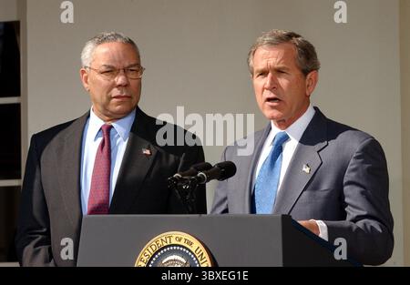 COLIN POWELL (* 5. April 1937 bis 18. Oktober 2021) war ein US-amerikanischer Politiker, Diplomat und vier-Sterne-General, der von 2001 bis 2005 als 65. US-Außenminister, von 1987 bis 1989 als 16. US-Sicherheitsberater und von 1989 bis 1993 als 12. Vorsitzender der Joint Chiefs of Staff fungierte. DATEIFOTO: 14. März 2003, Washington, District of Columbia, USA: US-Präsident GEORGE W. BUSH spricht im Rose Garden im Weißen Haus, während US-Außenminister COLIN POWELL zusieht. (Kreditbild: © Ron Sachs/CNP via ZUMA Press Wire) Stockfoto